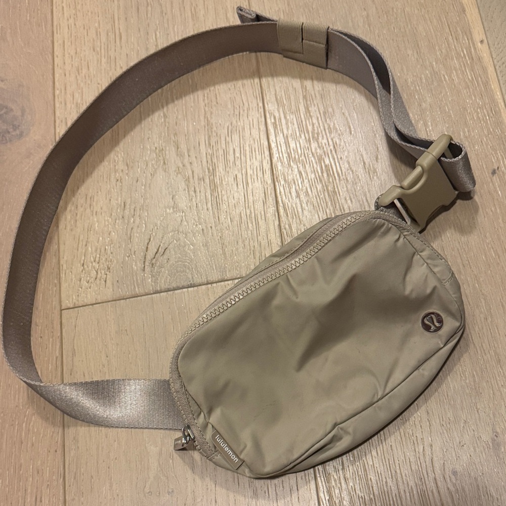 lululemon athletica Beige Men's Belt Bag